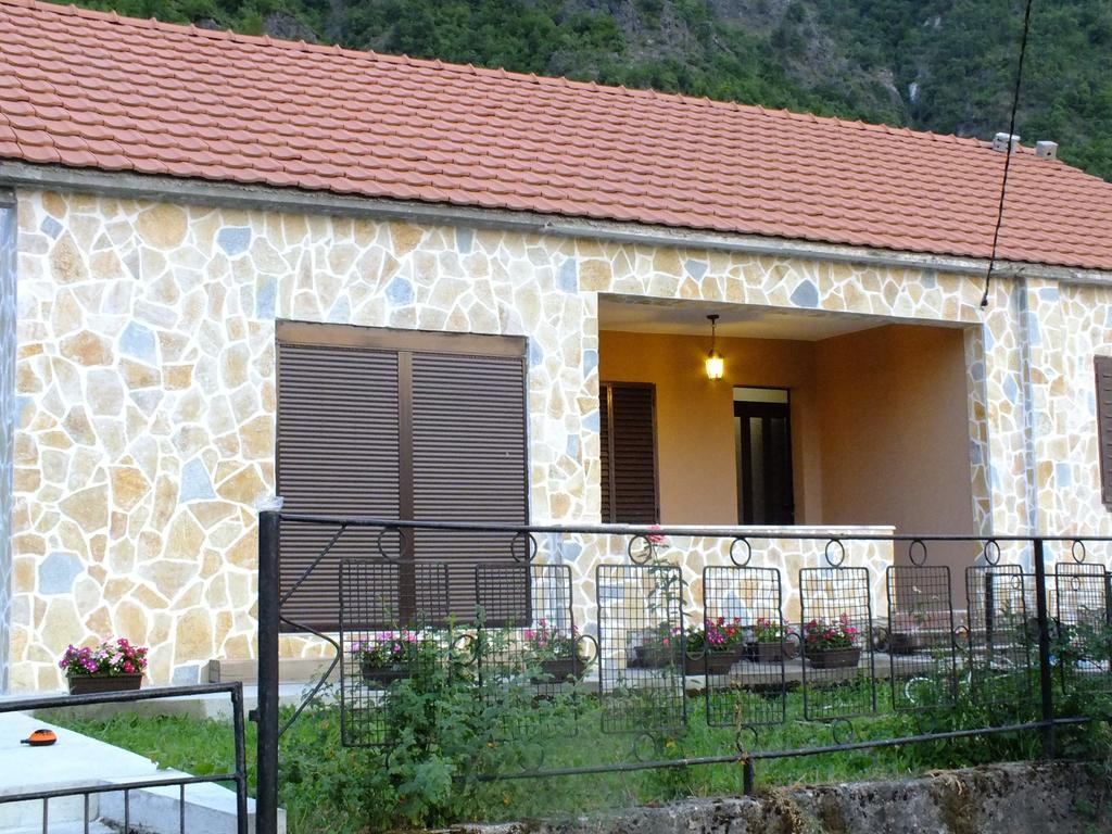 Holiday Home Ivana Virpazar Phòng bức ảnh