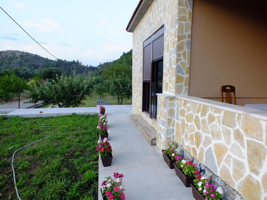 Holiday Home Ivana Virpazar Phòng bức ảnh